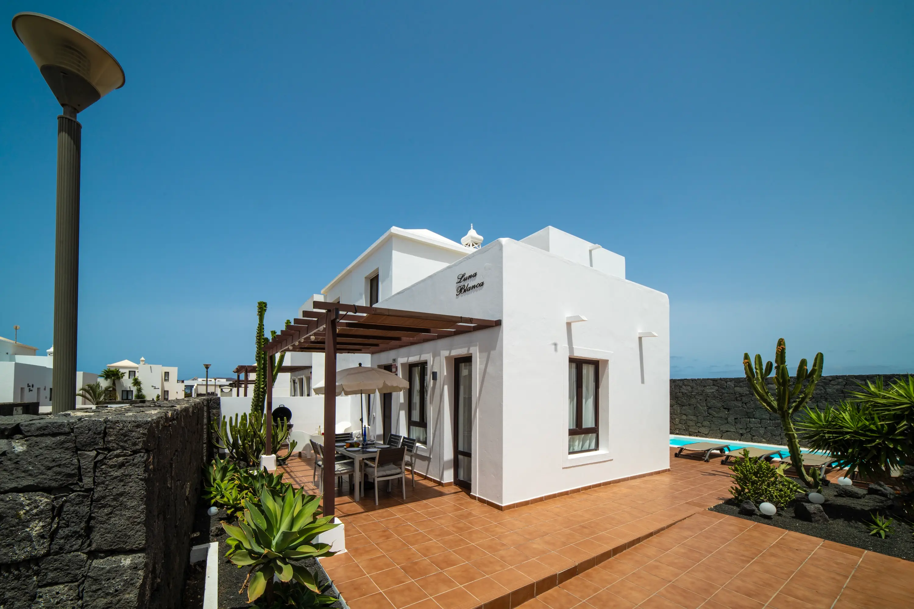 Pool und Poolterrasse