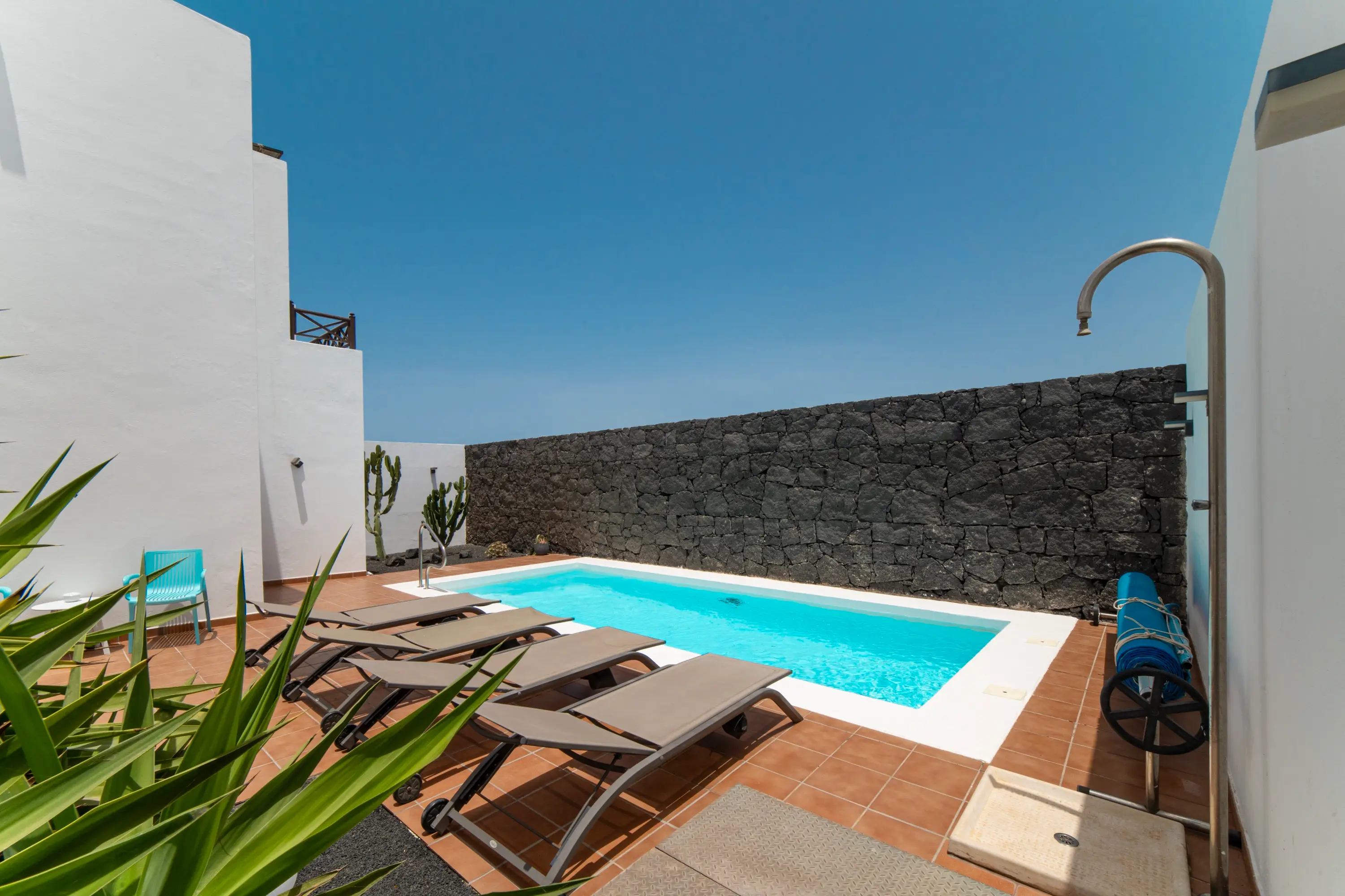 Pool und Poolterrasse