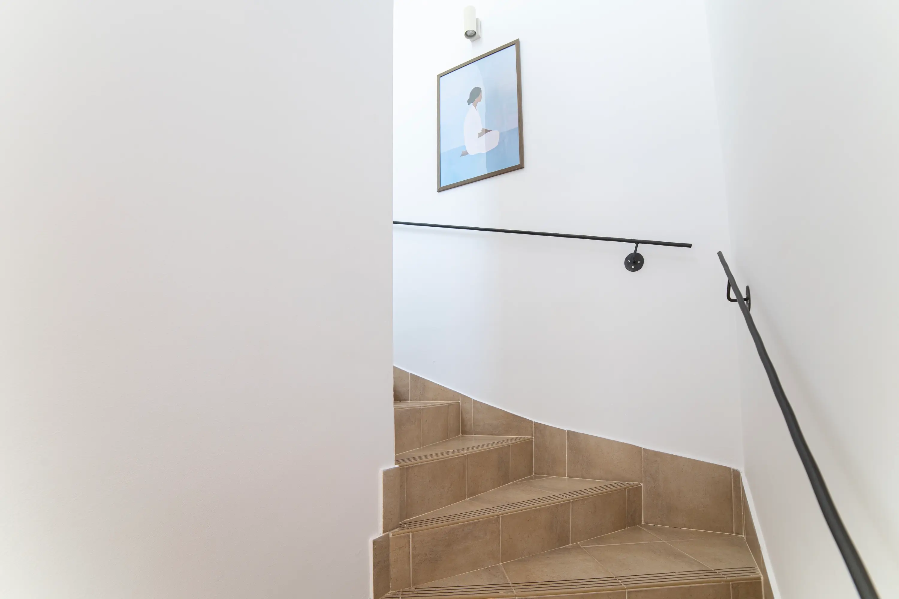 Die geschwungene Treppe ins Obergeschoss